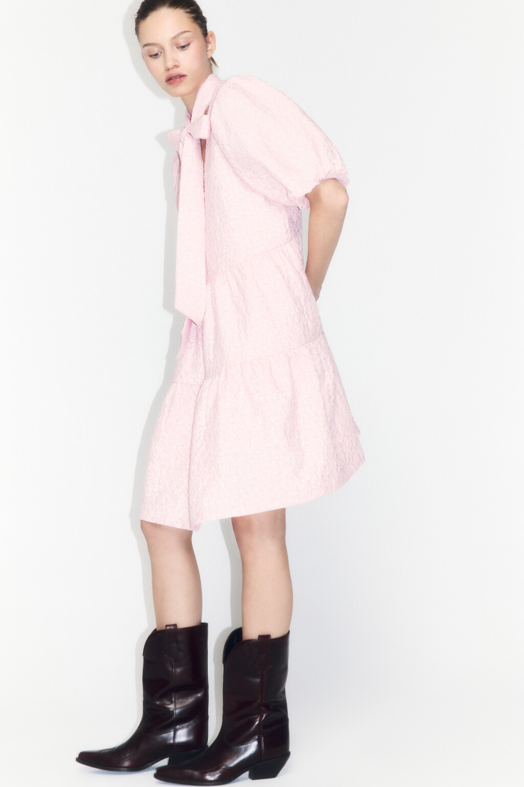 Платье бэби-долл с V-вырезом и бантом - цвет розовый - 1