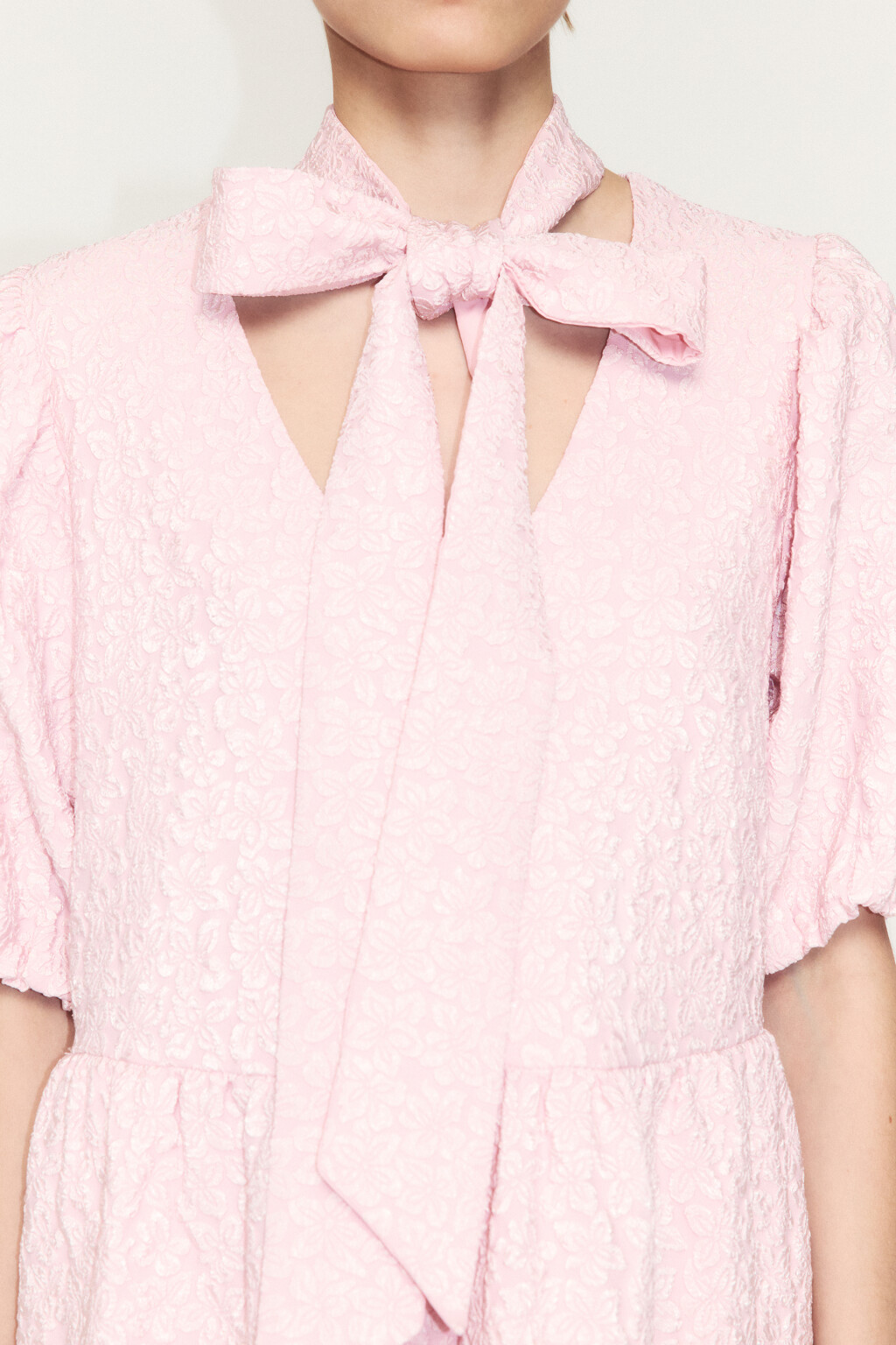 Платье бэби-долл с V-вырезом и бантом - цвет розовый - 5