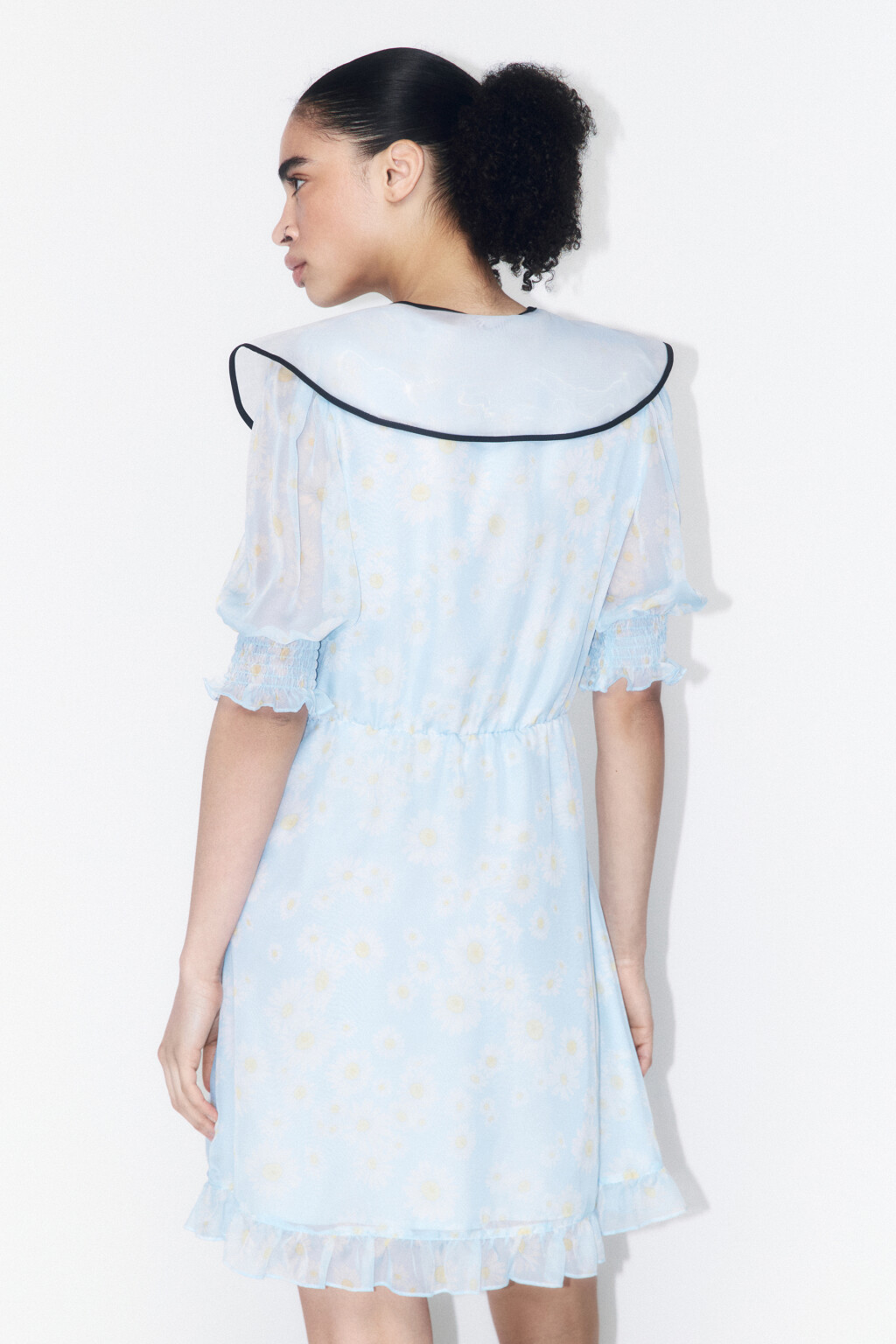Платье мини приталенное с воротником на завязках - цвет голубой - 3