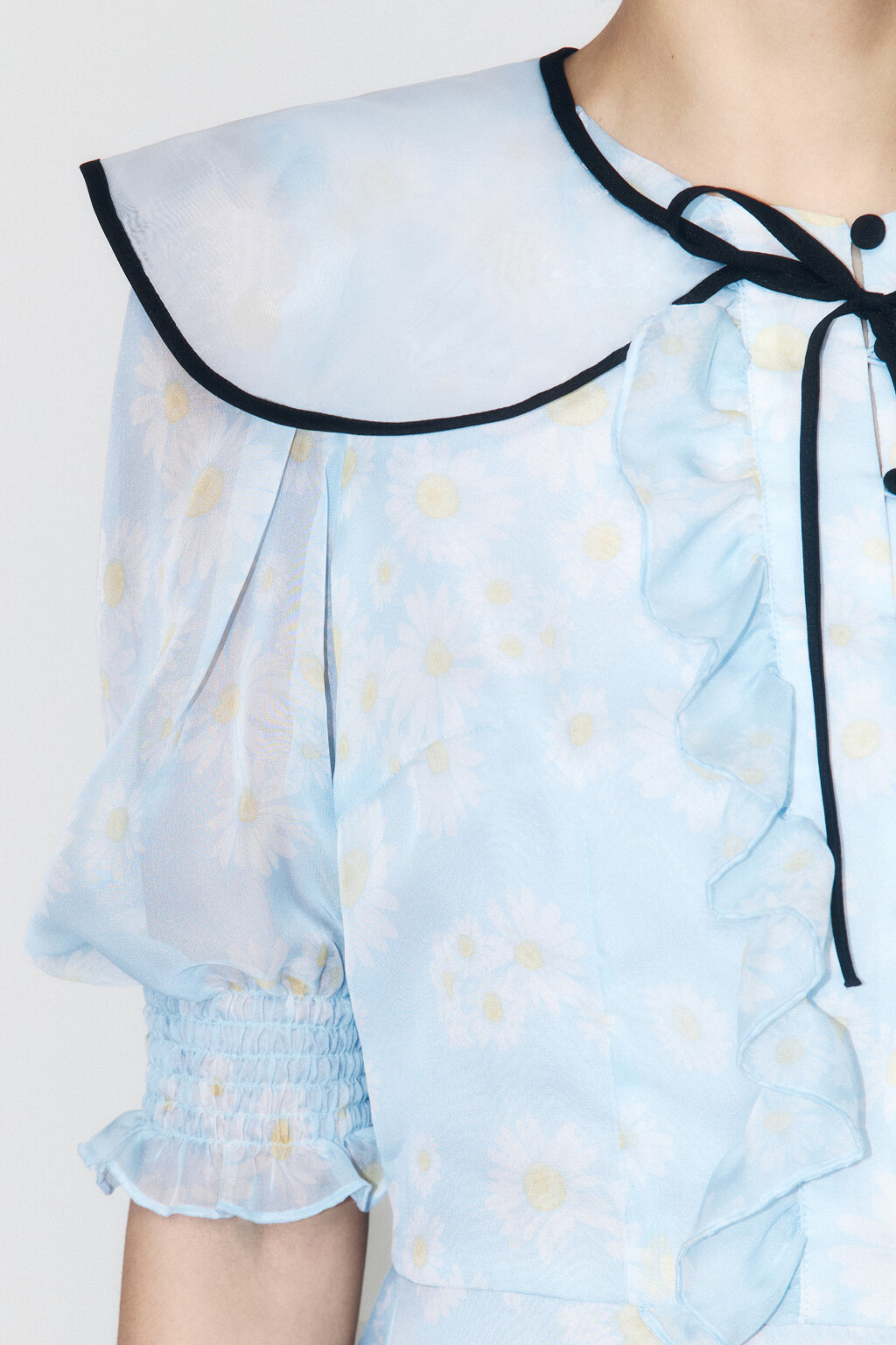 Платье мини приталенное с воротником на завязках - цвет голубой - 6