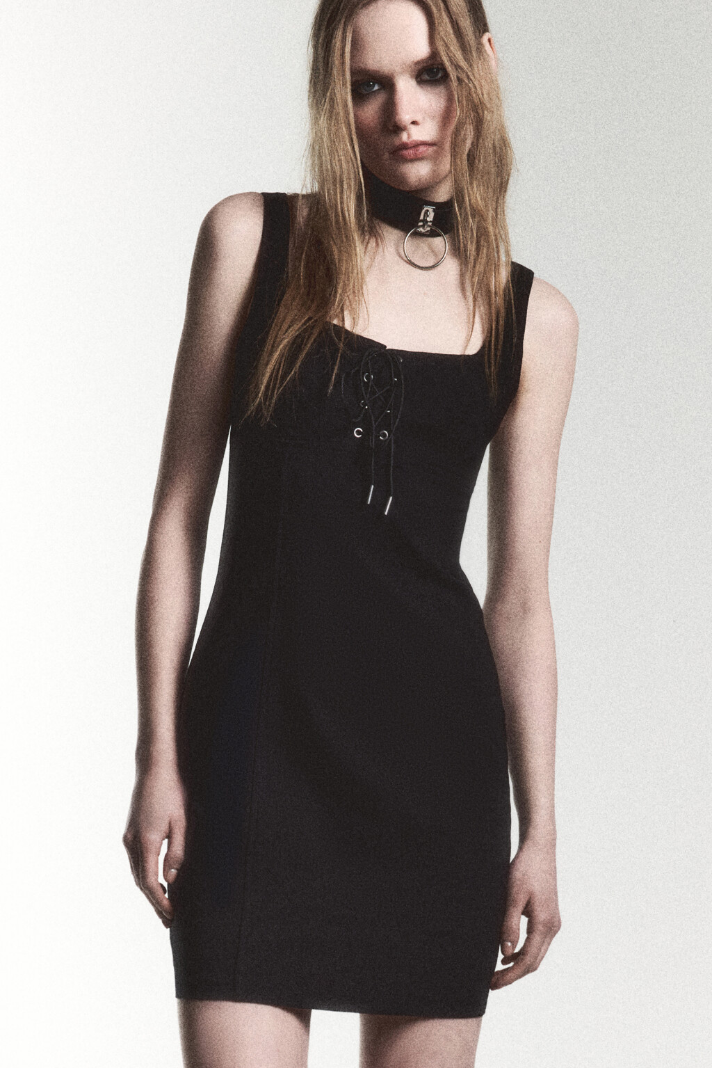 Платье-футляр мини облегающее со шнуровкой - цвет черный - 1