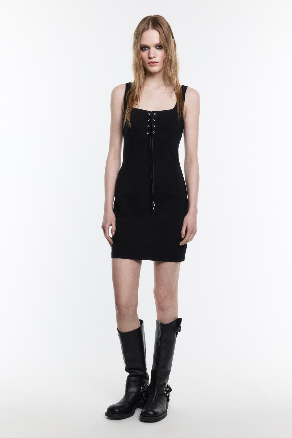 Платье-футляр мини облегающее со шнуровкой - цвет черный - 5