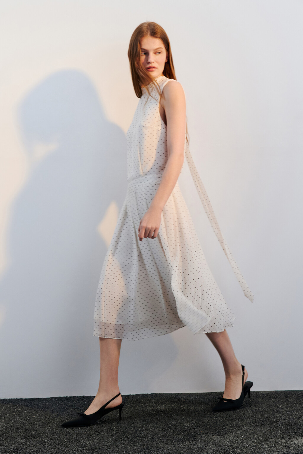 Платье миди в горох с воротником и бантом - цвет белый - 1