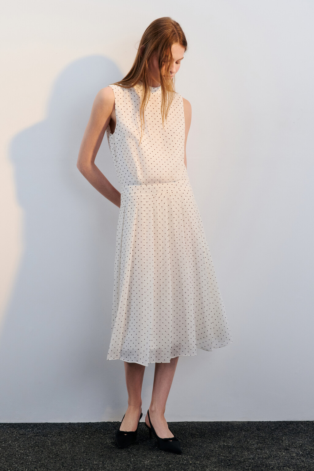 Платье миди в горох с воротником и бантом - цвет белый - 4