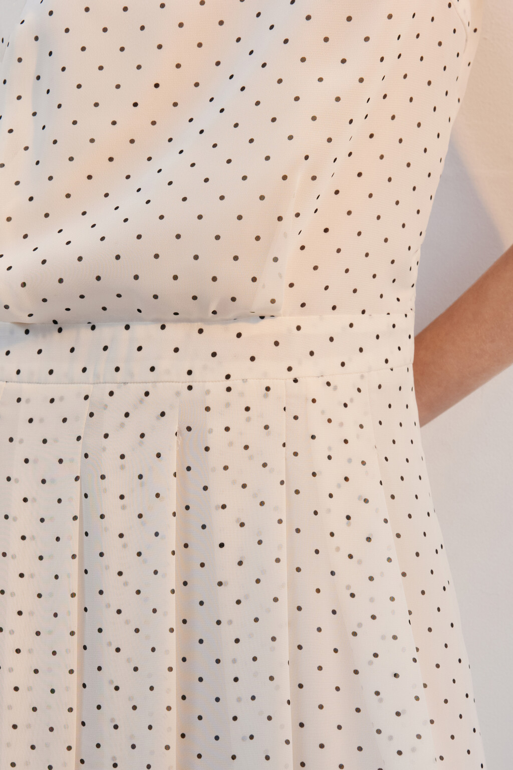 Платье миди в горох с воротником и бантом - цвет белый - 5