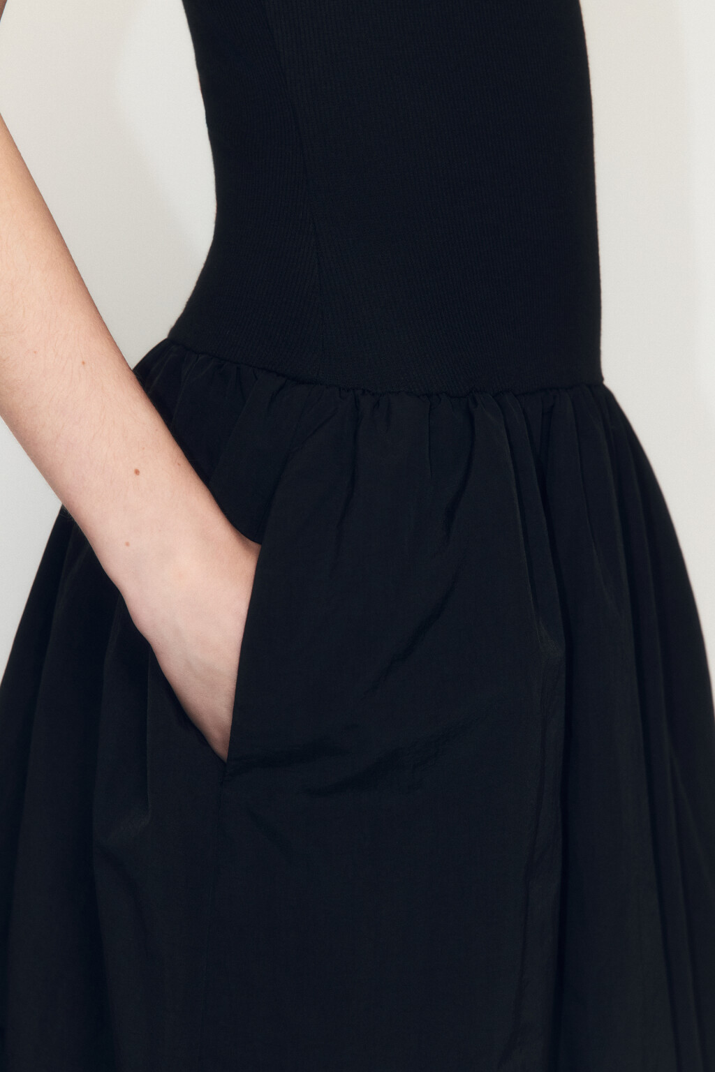 Платье макси с облегающей майкой - цвет черный - 6