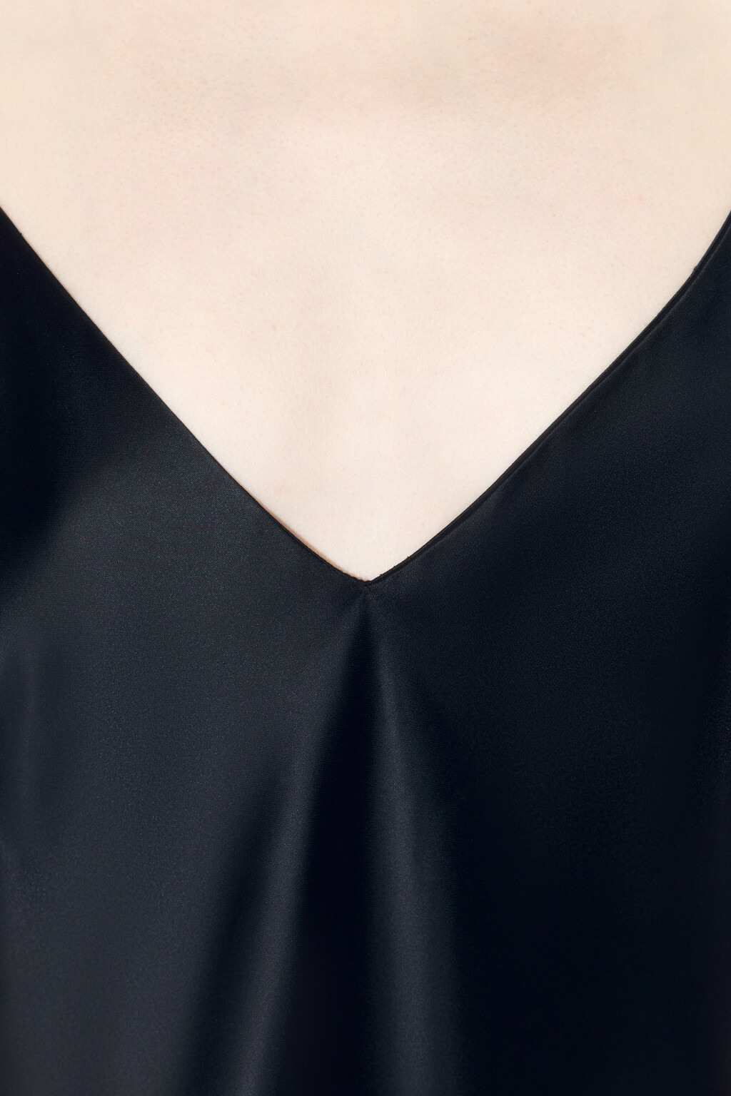 Платье-комбинация мини атласное на бретельках - цвет черный - 6