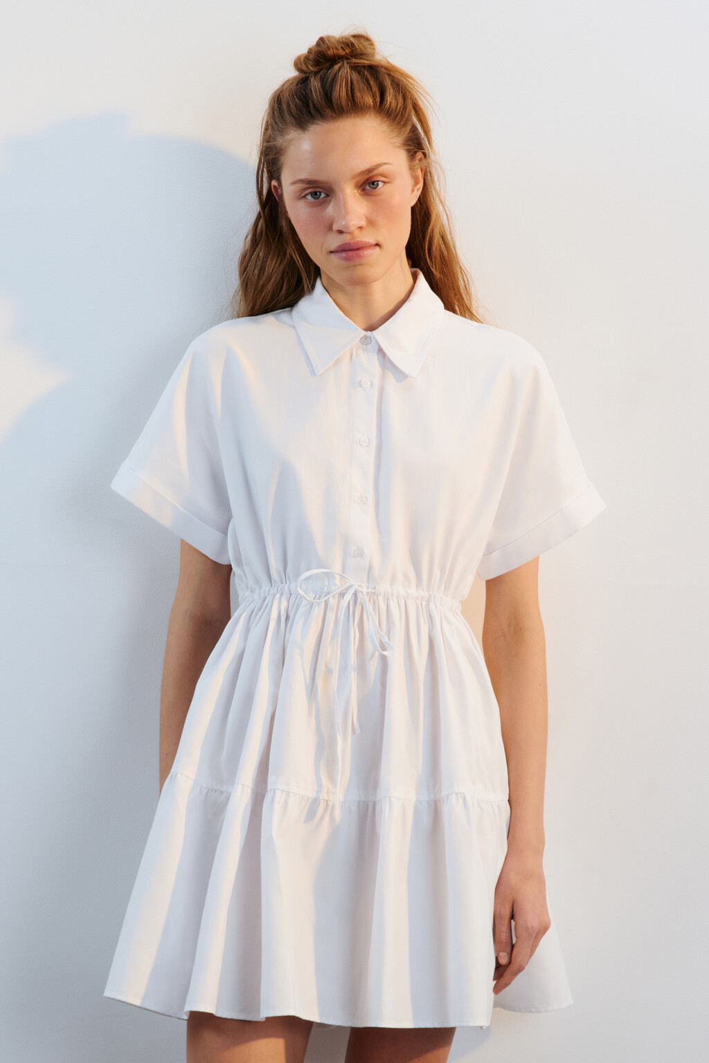 Платье-рубашка мини с короткими рукавами - цвет белый - 2