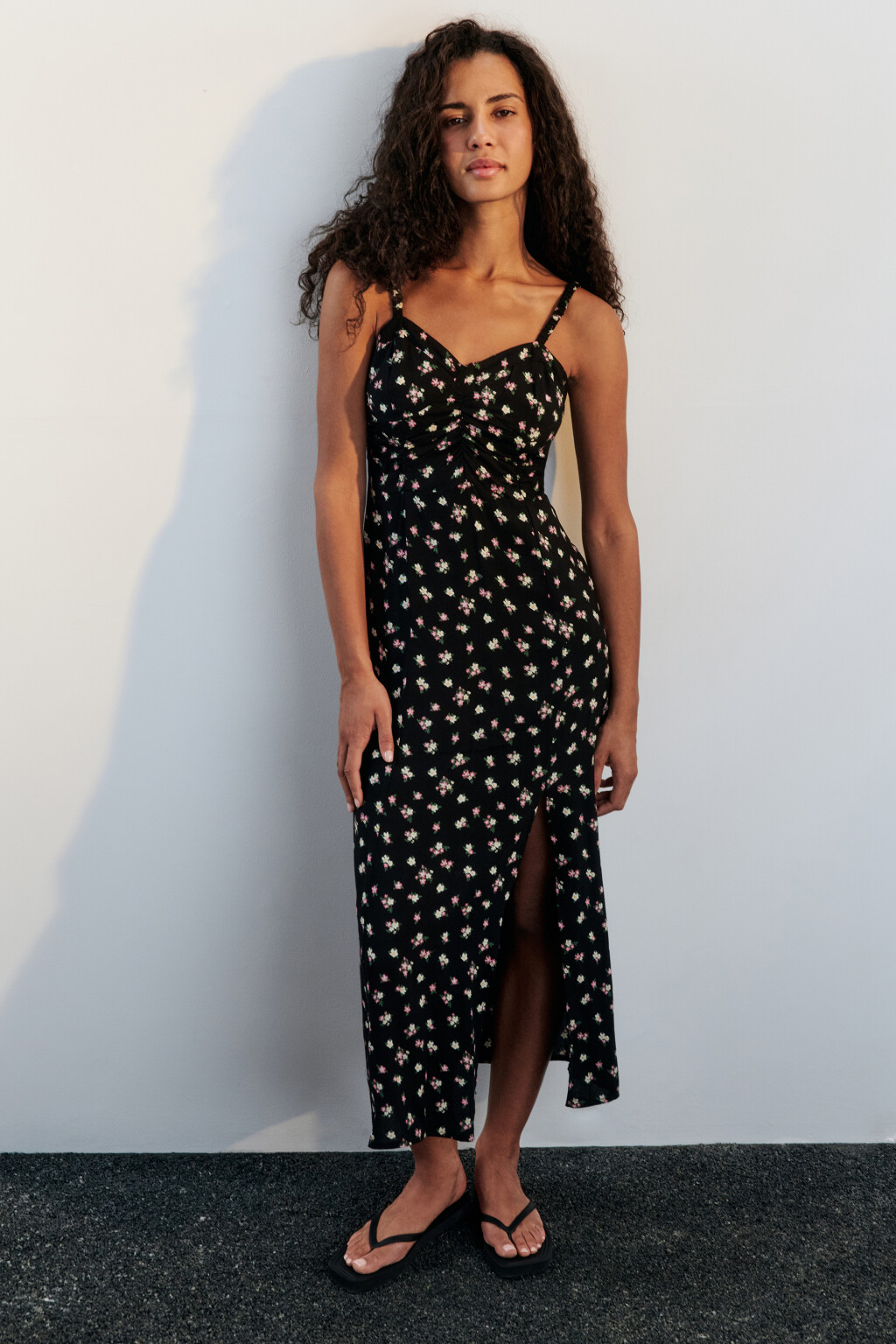 Платье миди облегающее на бретелях - цвет черный - 1