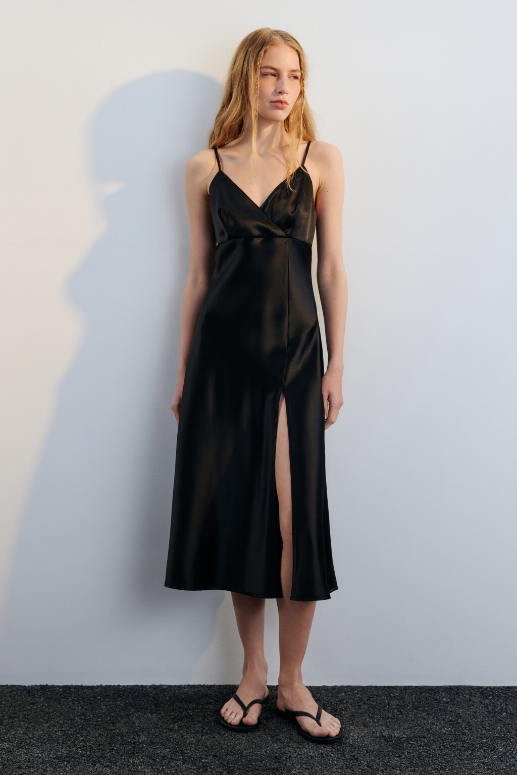 Платье-комбинация миди атласное с разрезом - цвет черный - 3