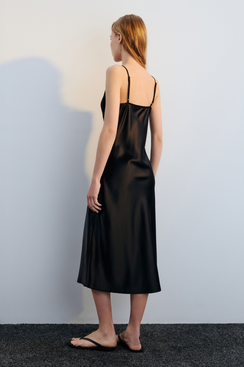 Платье-комбинация миди атласное с разрезом - цвет черный - 4