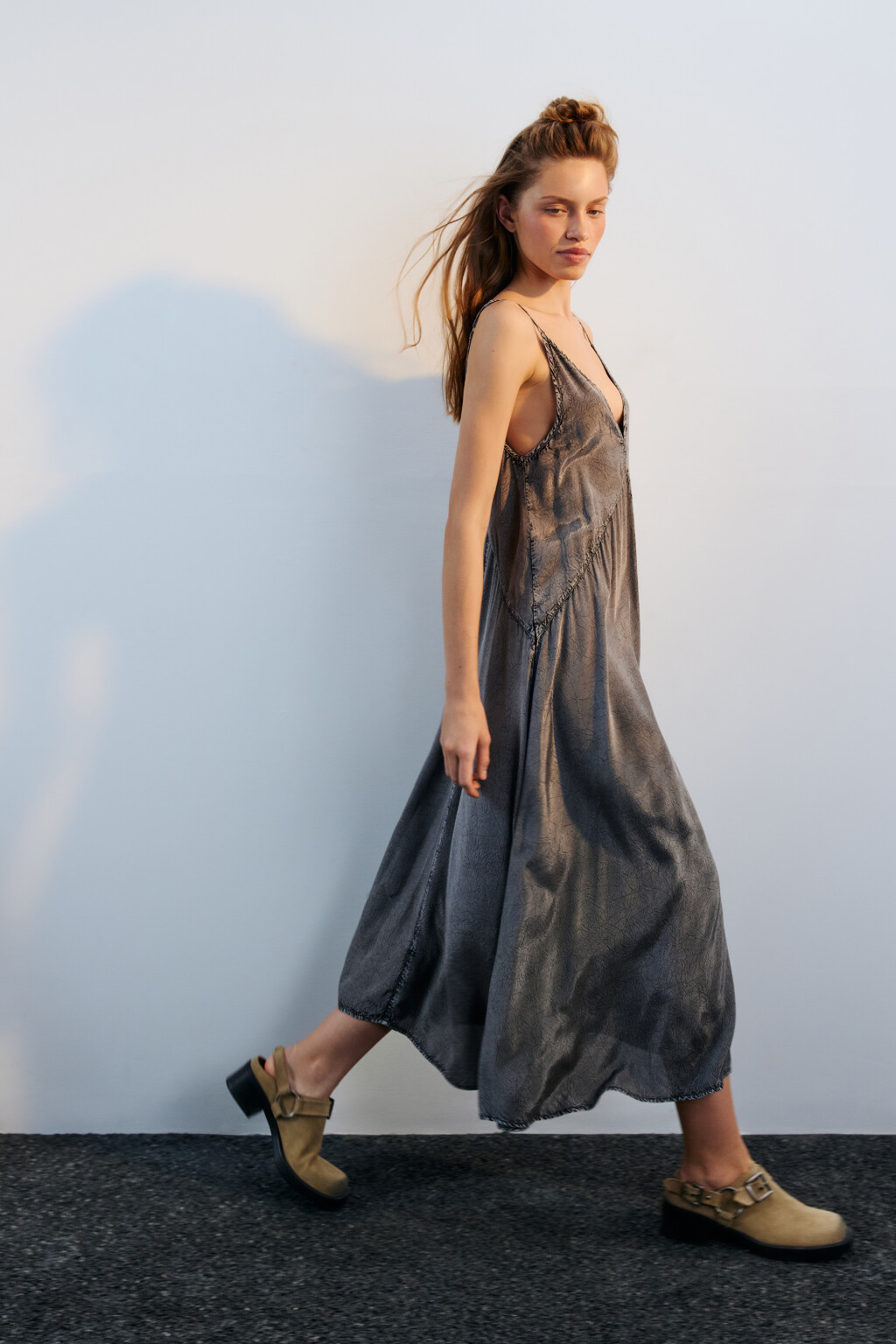 Сарафан миди вискозный с вареным эффектом - цвет серый - 2