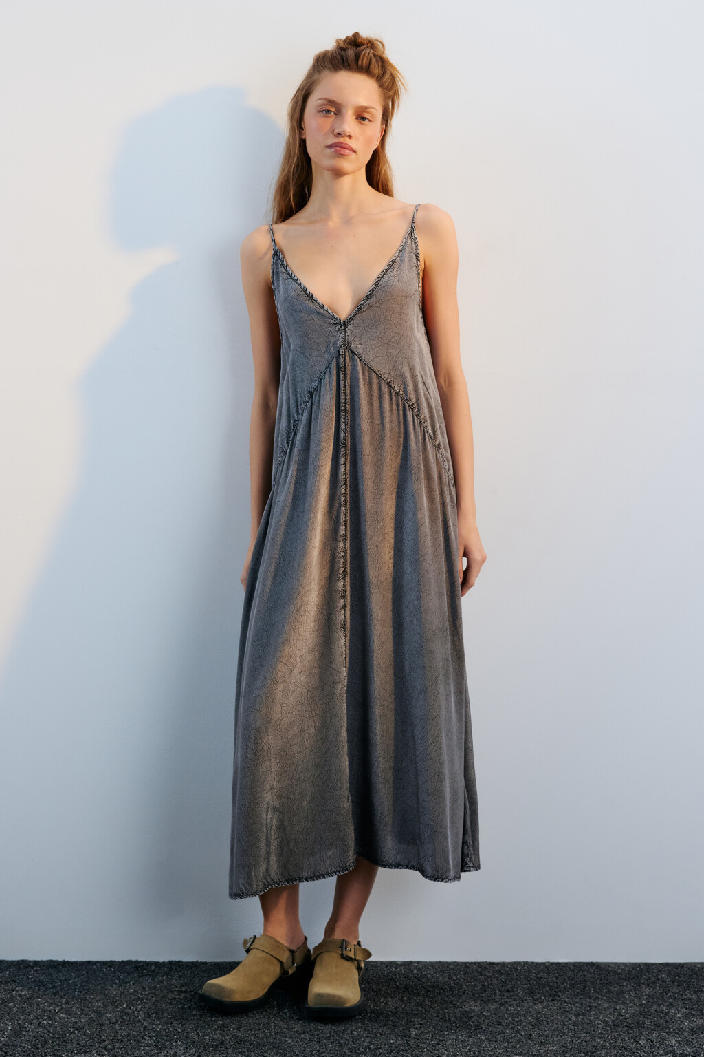 Сарафан миди вискозный с вареным эффектом - цвет серый - 3