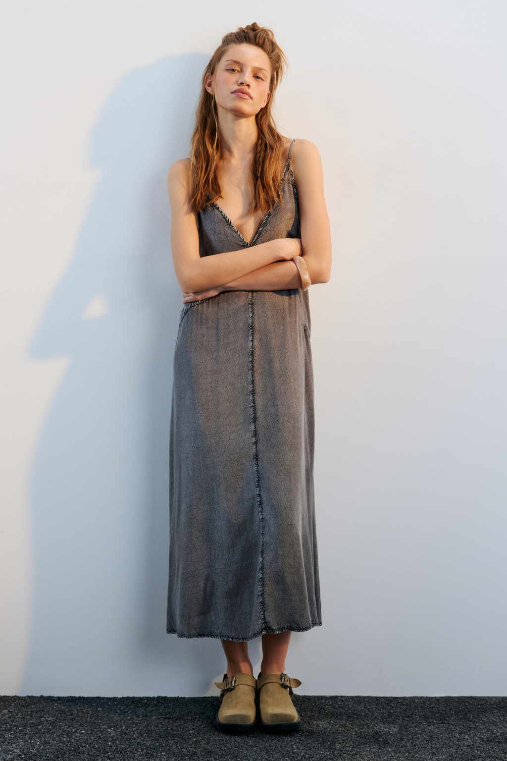 Сарафан миди вискозный с вареным эффектом - цвет серый - 5