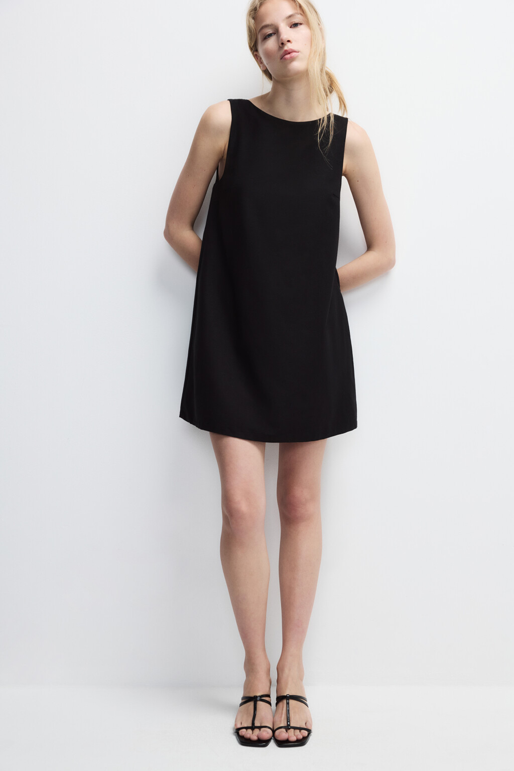 Платье мини с вырезом и бантиками на спине - цвет черный - 1