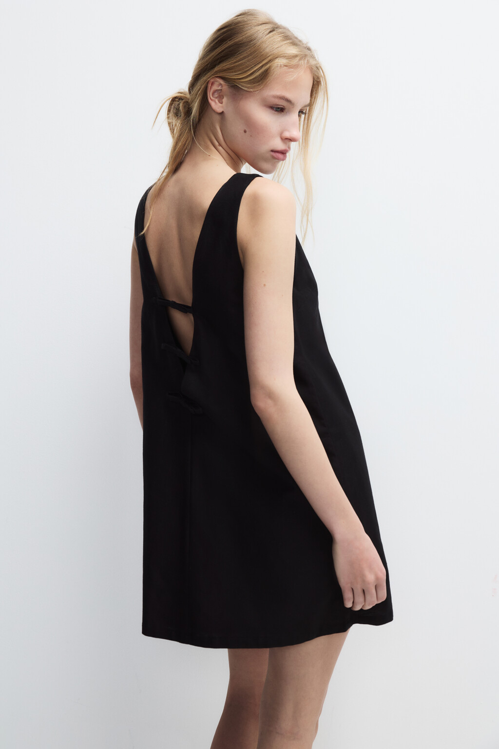 Платье мини с вырезом и бантиками на спине - цвет черный - 2