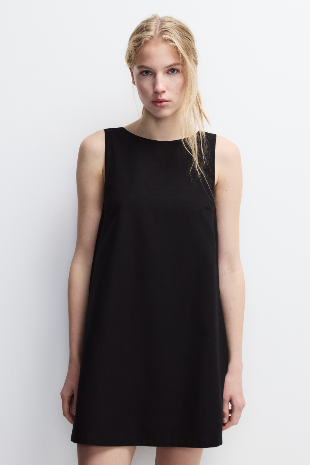 Платье мини с вырезом и бантиками на спине - цвет черный - 3