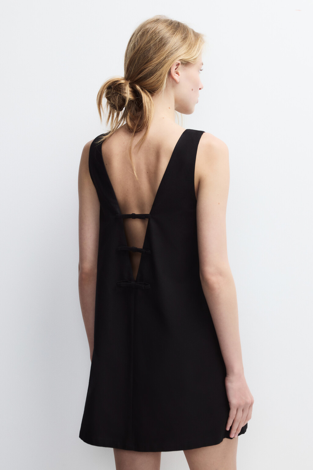 Платье мини с вырезом и бантиками на спине - цвет черный - 4