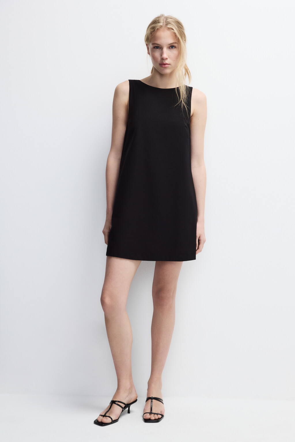 Платье мини с вырезом и бантиками на спине - цвет черный - 5