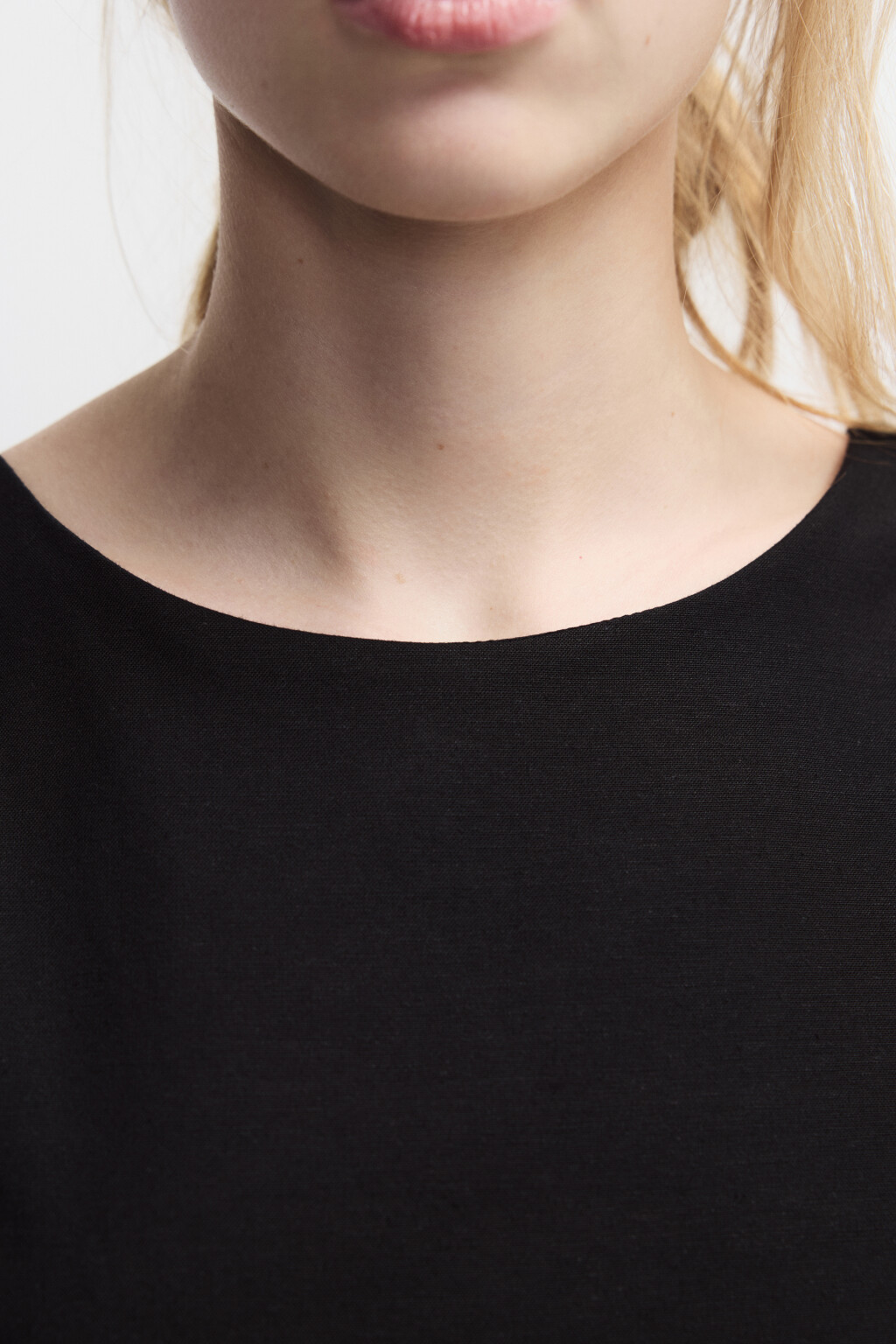 Платье мини с вырезом и бантиками на спине - цвет черный - 6