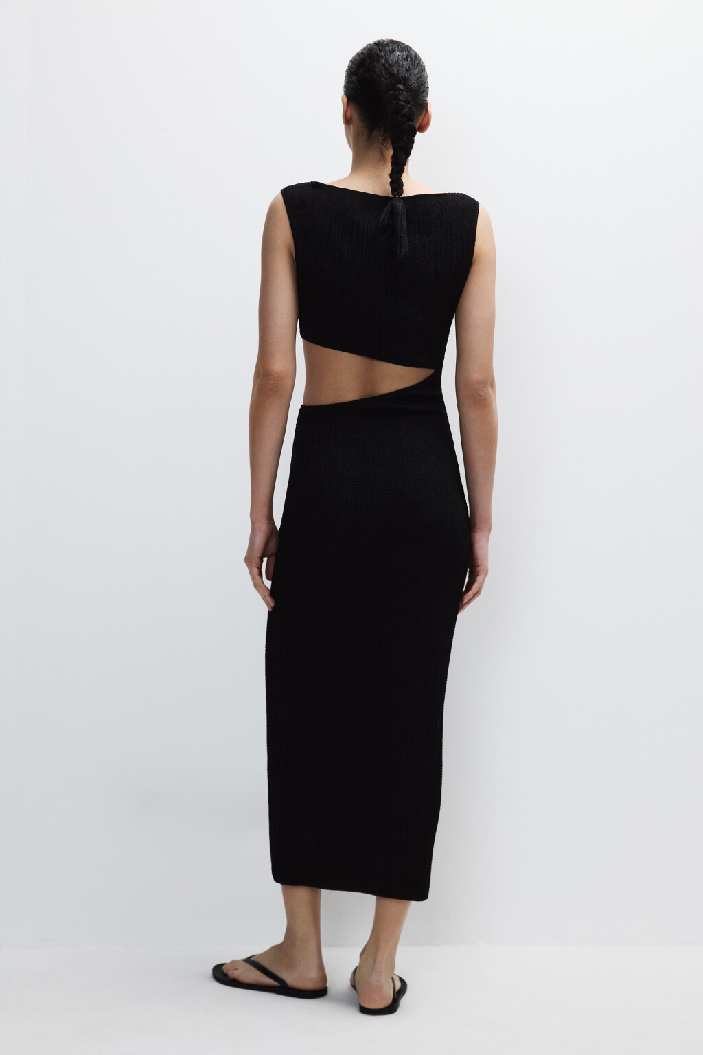 Платье-футляр миди с глубоким вырезом - цвет черный - 3
