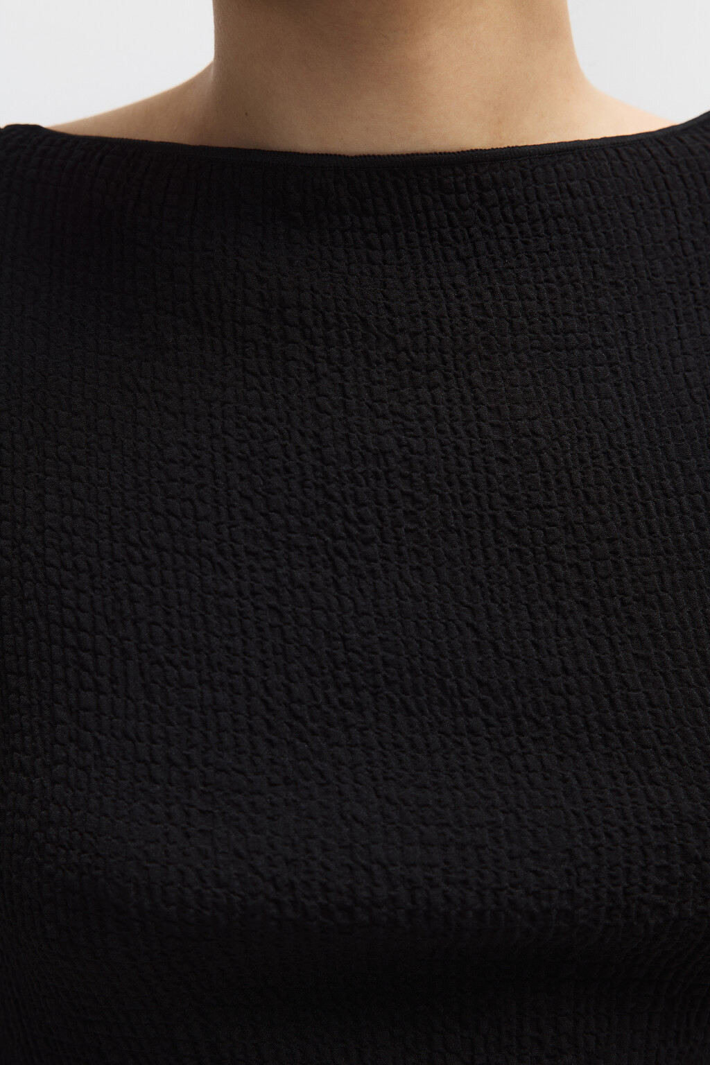 Платье-футляр миди с глубоким вырезом - цвет черный - 4