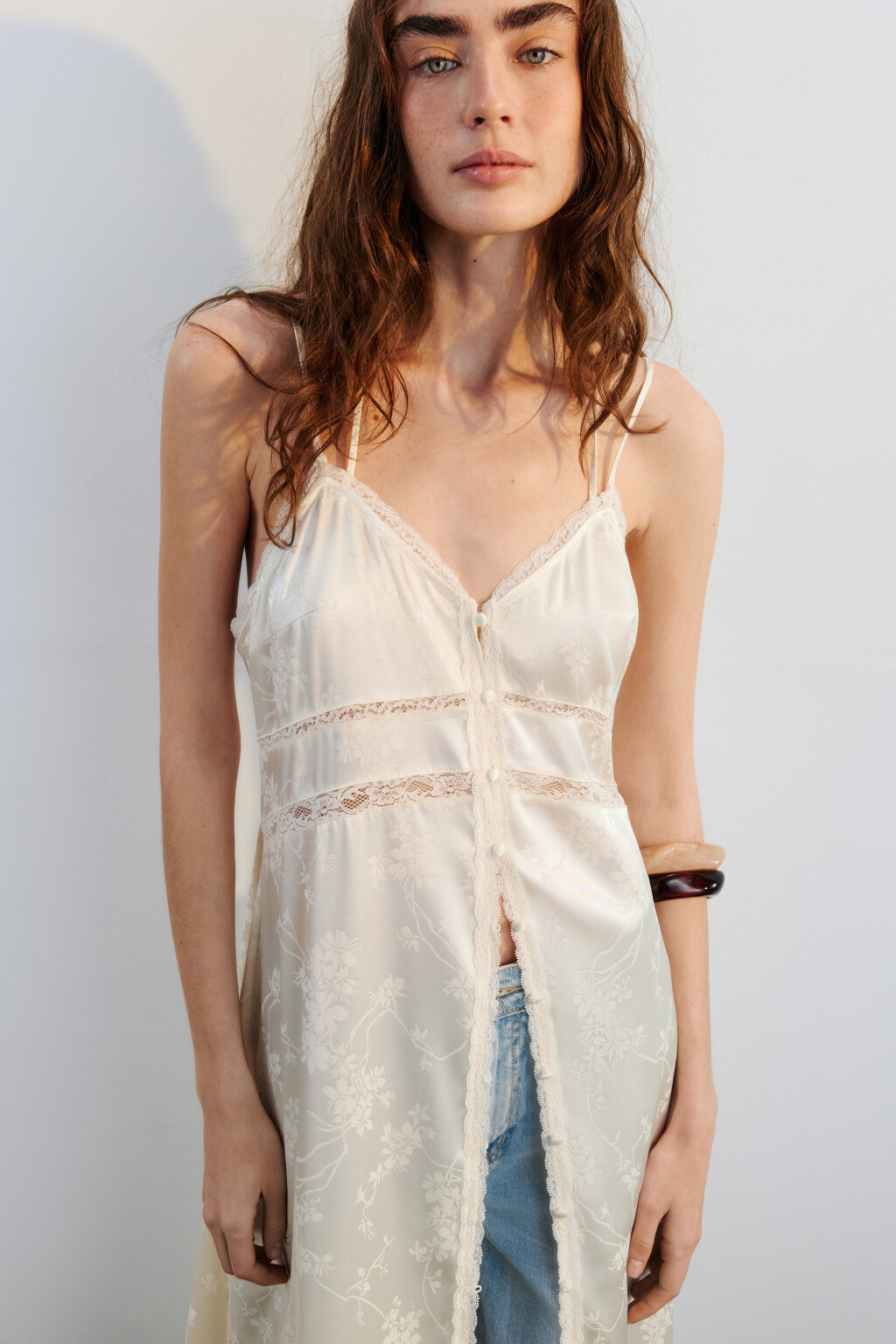 Платье-комбинация атласное с кружевом и принтом - цвет молочный - 1