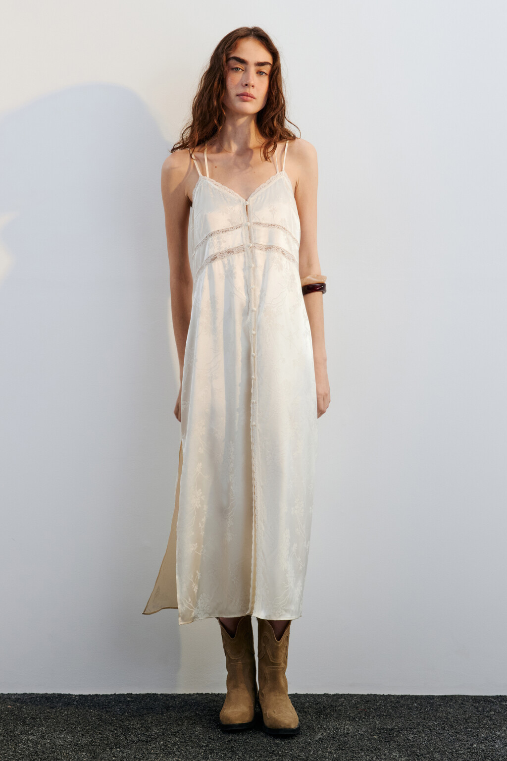 Платье-комбинация атласное с кружевом и принтом - цвет молочный - 5