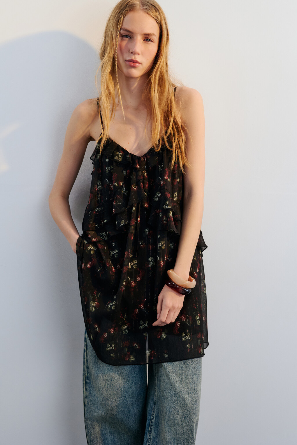 Платье мини на бретельках с воланами - цвет черный - 2