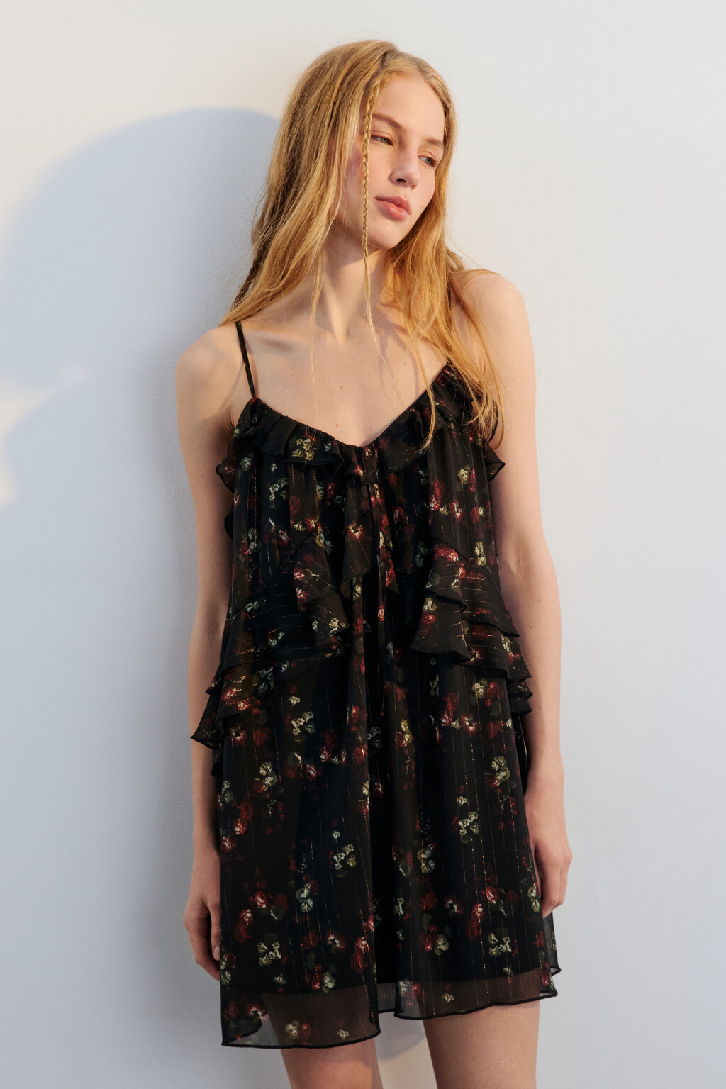Платье мини на бретельках с воланами - цвет черный - 3