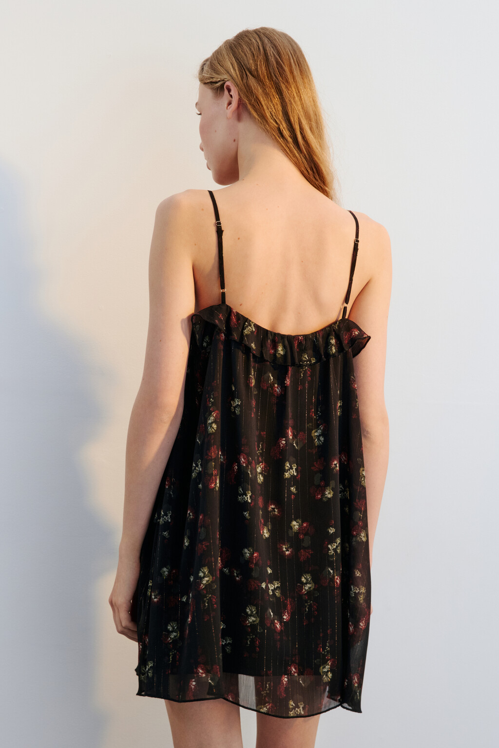 Платье мини на бретельках с воланами - цвет черный - 4