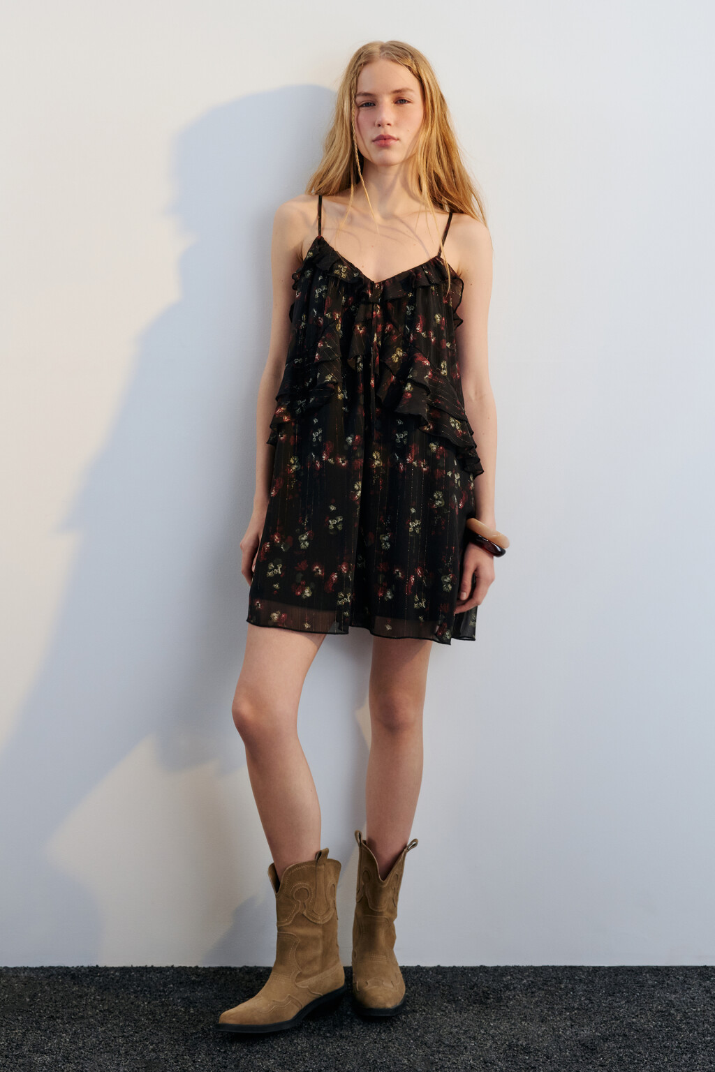 Платье мини на бретельках с воланами - цвет черный - 5