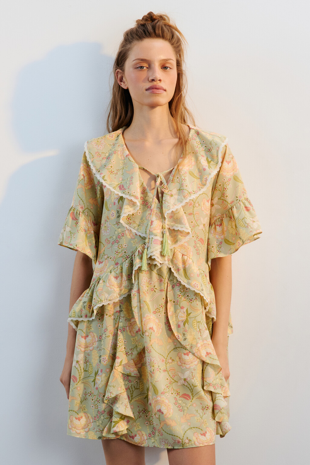 Платье мини свободное с воланами - цвет зеленый - 2