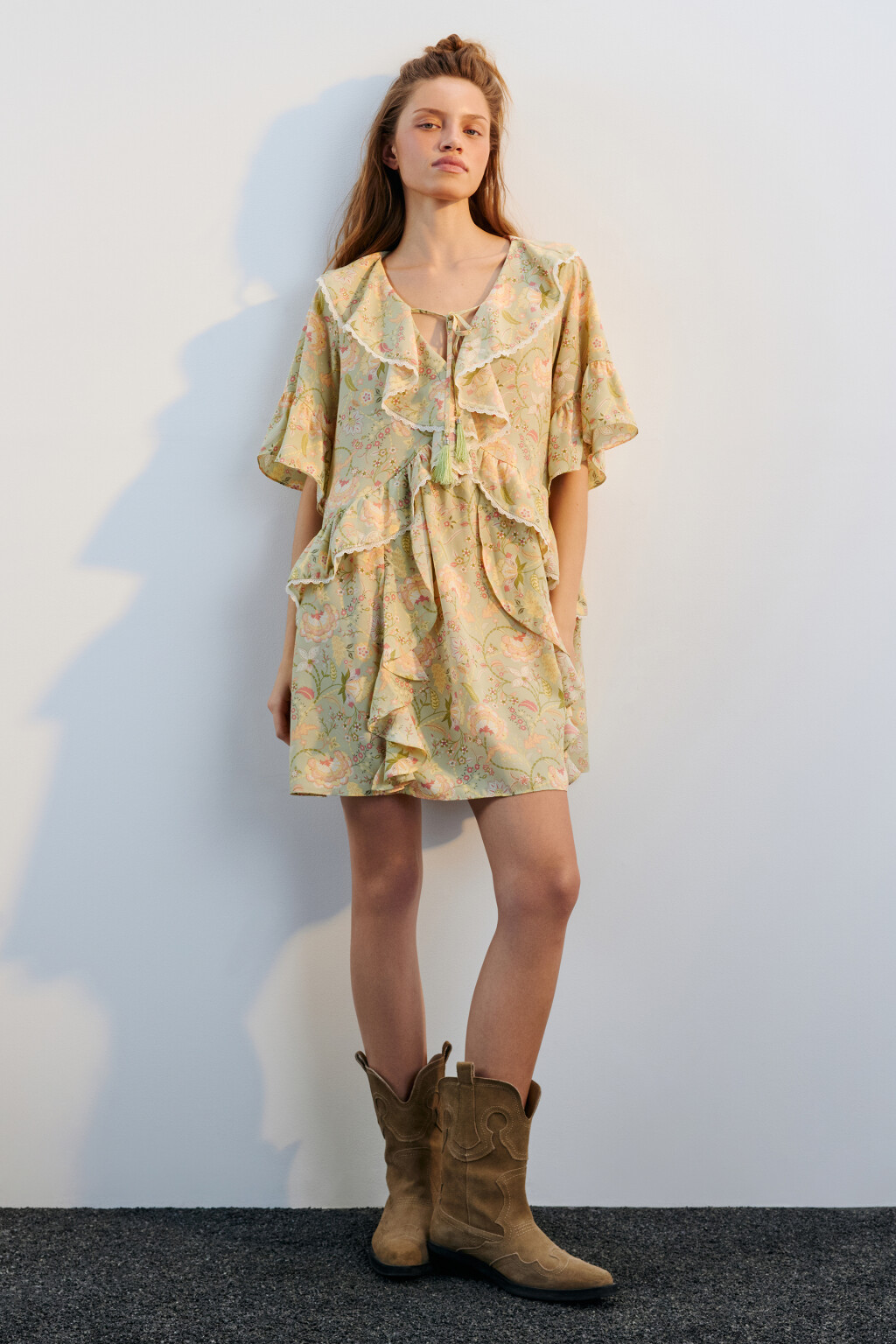 Платье мини свободное с воланами - цвет зеленый - 4