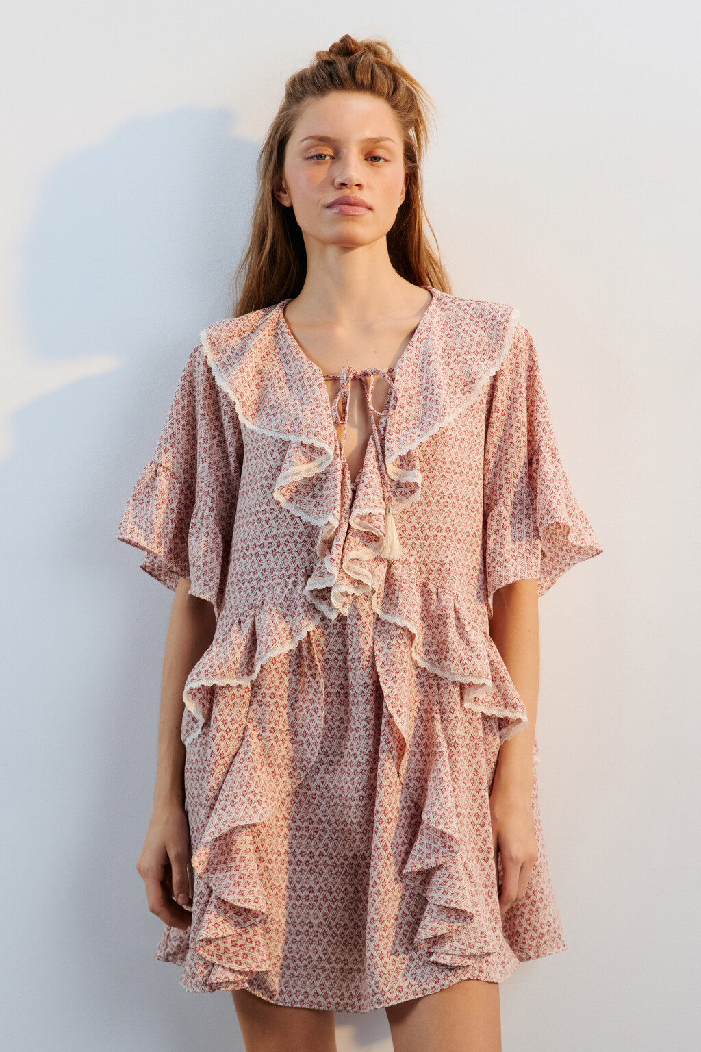 Платье мини свободное с воланами - цвет бордовый - 2