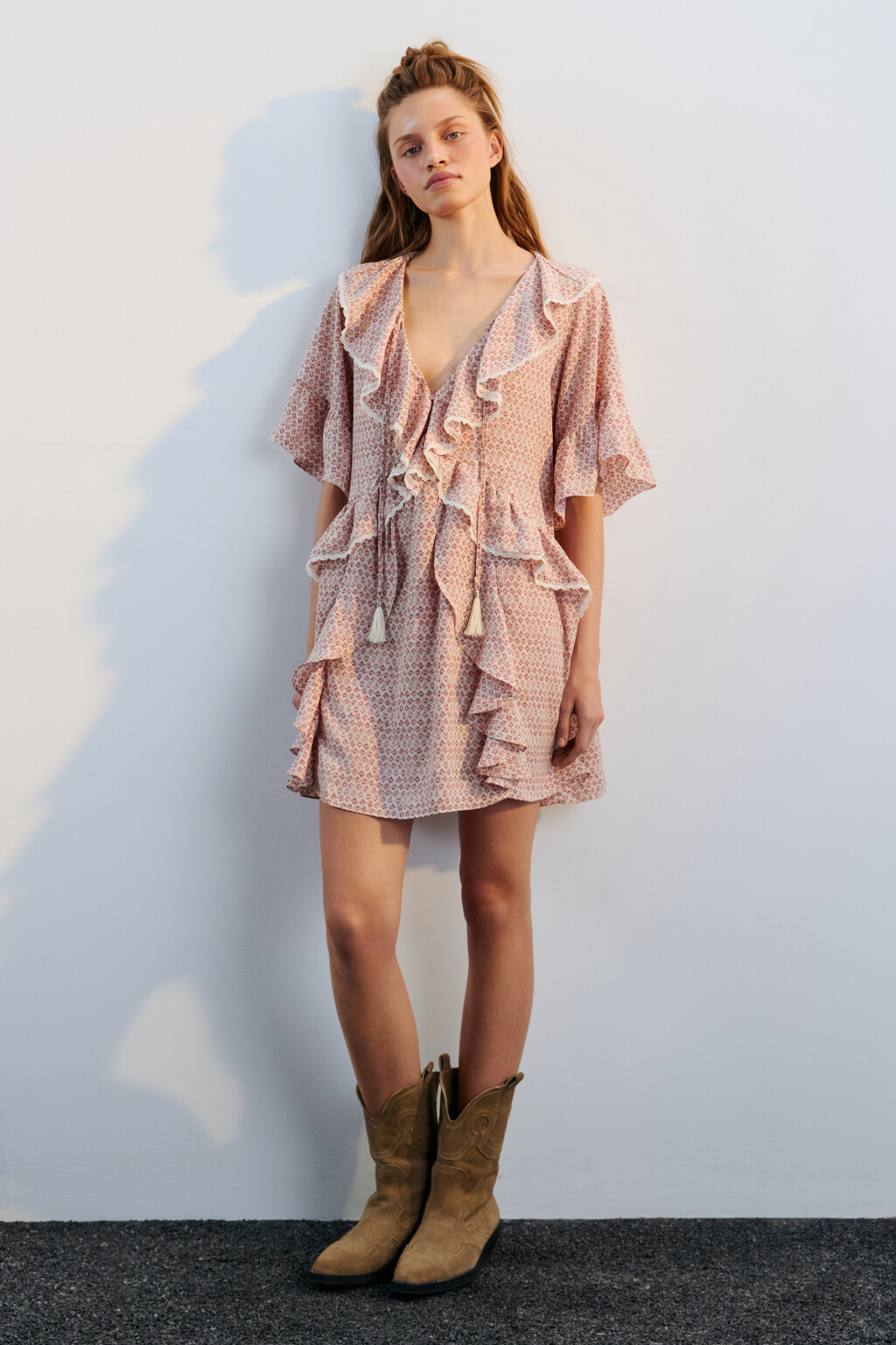 Платье мини свободное с воланами - цвет бордовый - 4