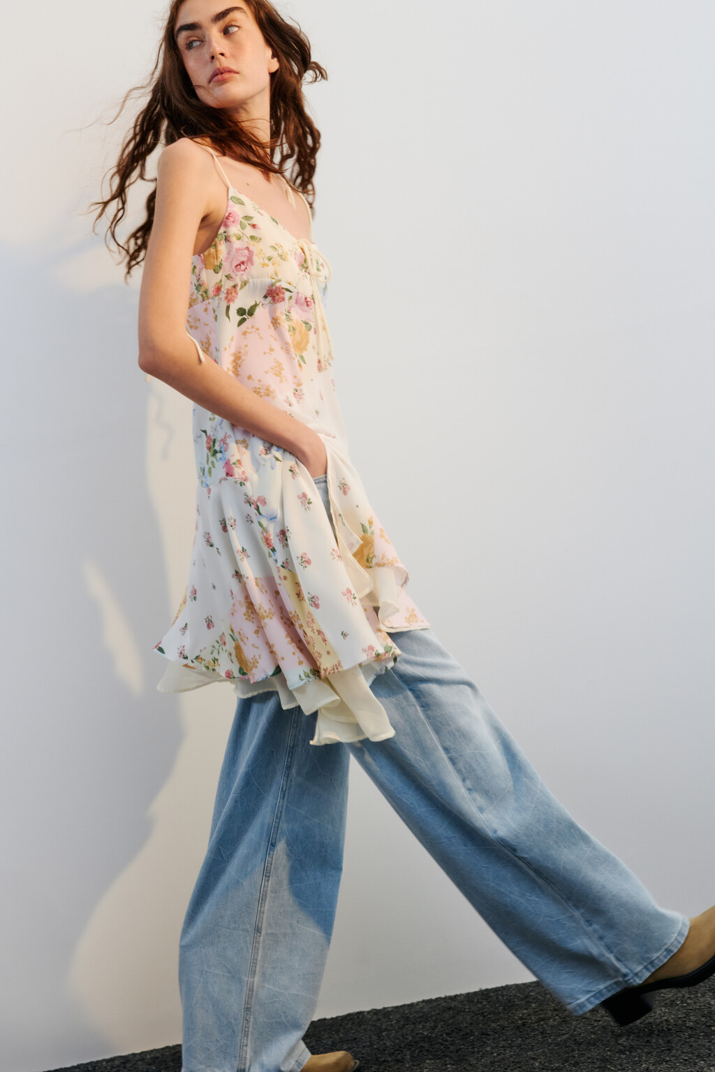 Платье мини асимметричное на бретельках - цвет мультиколор - 2