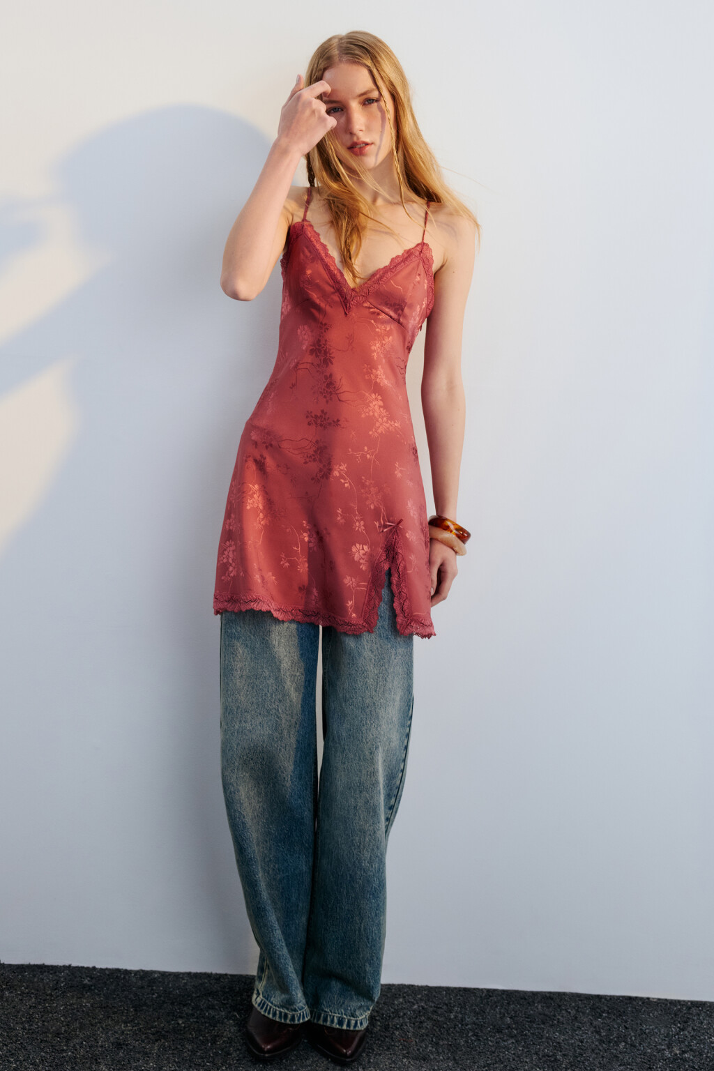 Платье-комбинация мини атласное с кружевом - цвет красный - 1