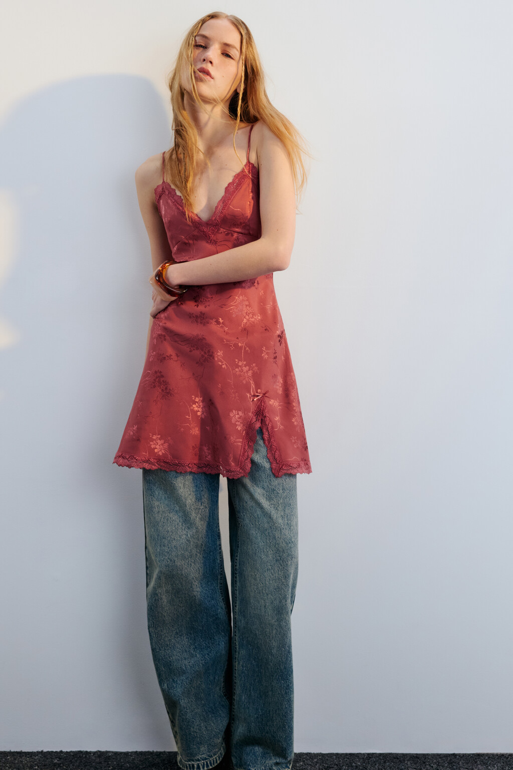 Платье-комбинация мини атласное с кружевом - цвет красный - 3