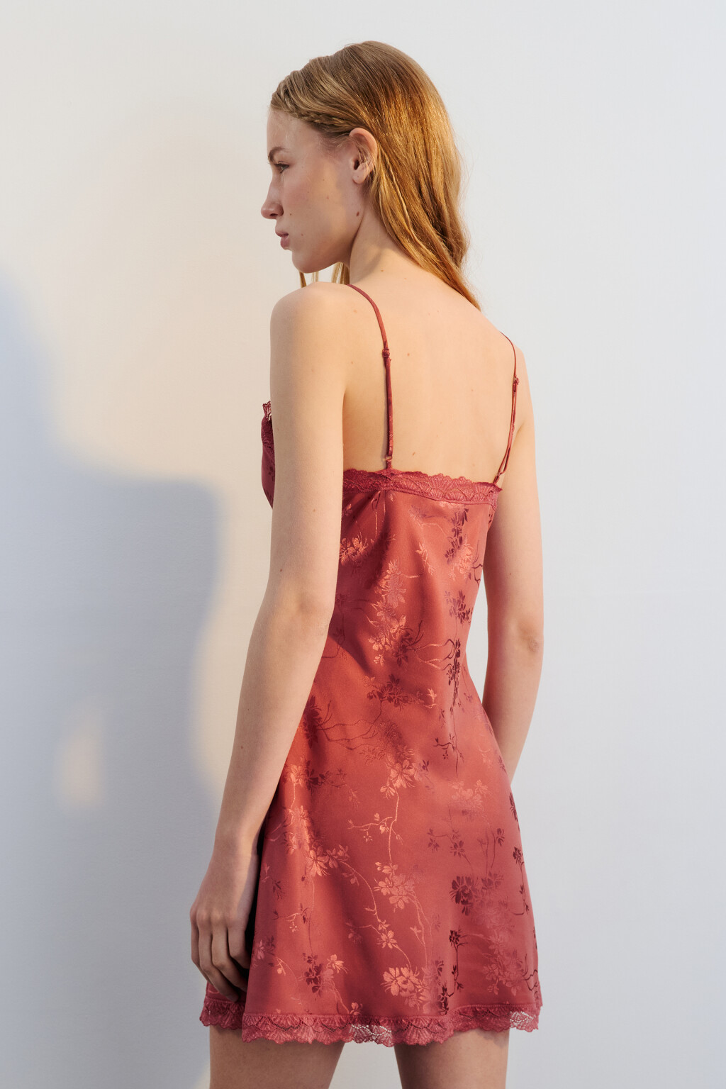 Платье-комбинация мини атласное с кружевом - цвет красный - 5