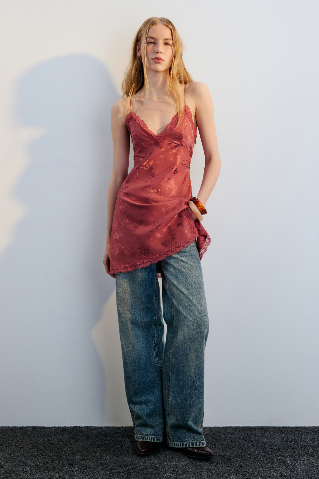 Платье-комбинация мини атласное с кружевом - цвет красный - 7