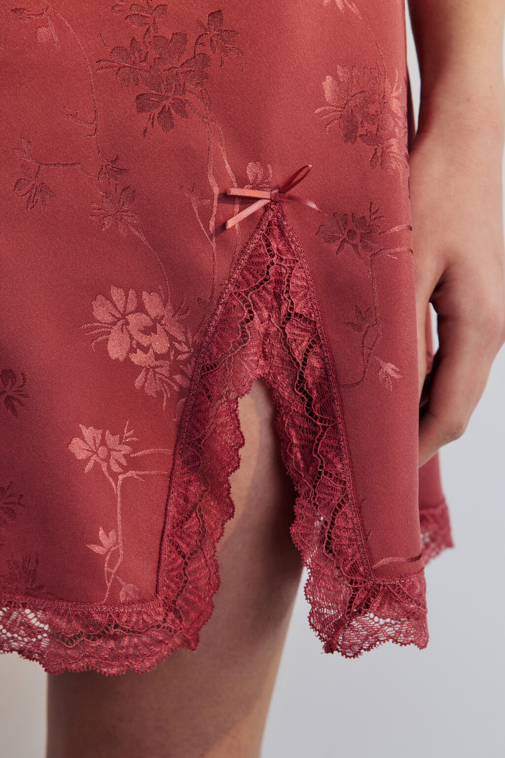 Платье-комбинация мини атласное с кружевом - цвет красный - 9