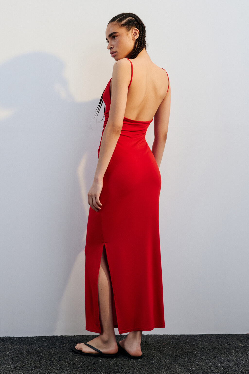 Платье миди облегающее на тонких бретелях - цвет красный - 3