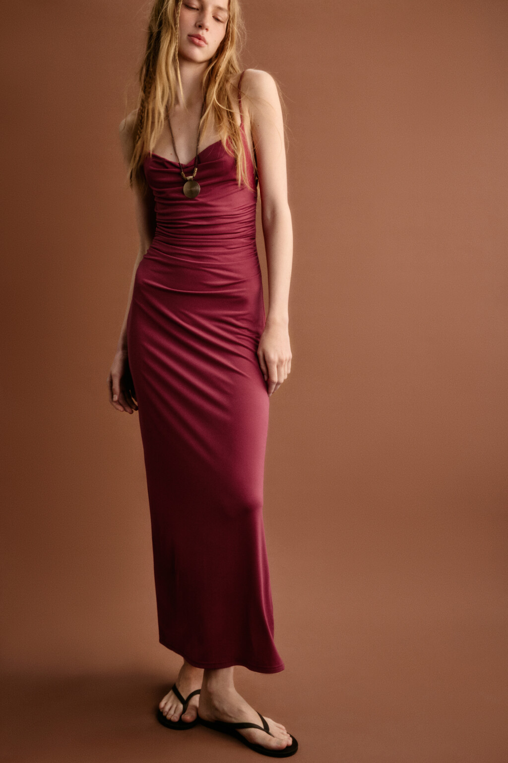 Платье миди облегающее на тонких бретелях - цвет красный - 1