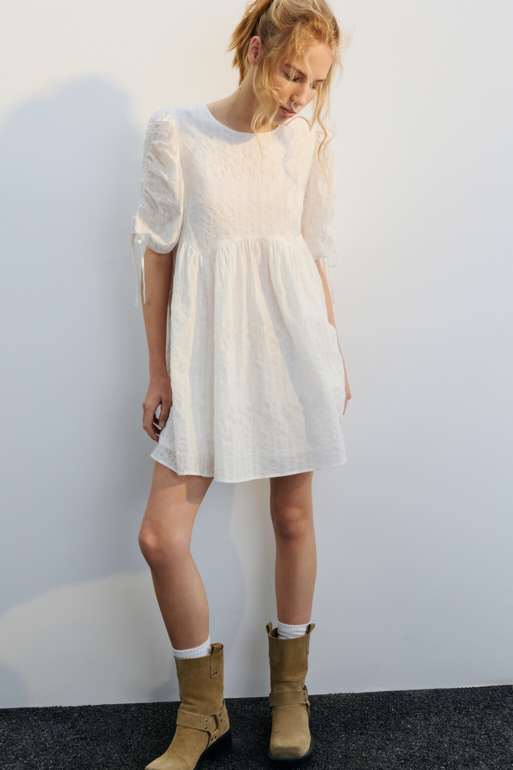 Платье бэби-долл ажурное с рукавами-фонариками - цвет белый - 1