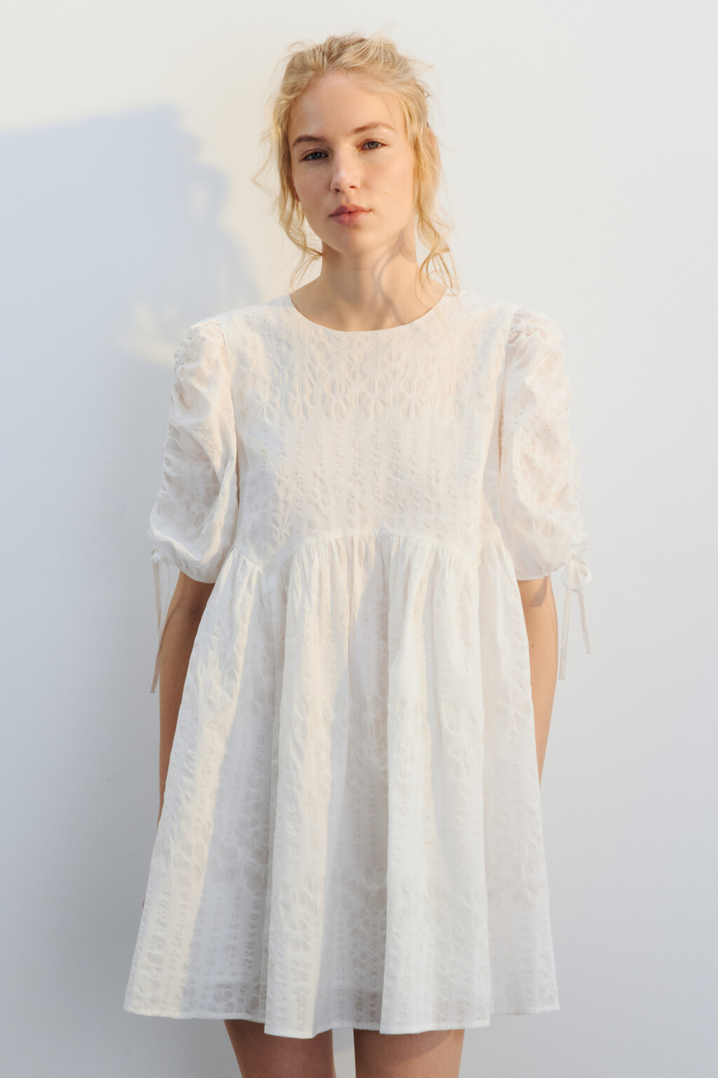 Платье бэби-долл ажурное с рукавами-фонариками - цвет белый - 2