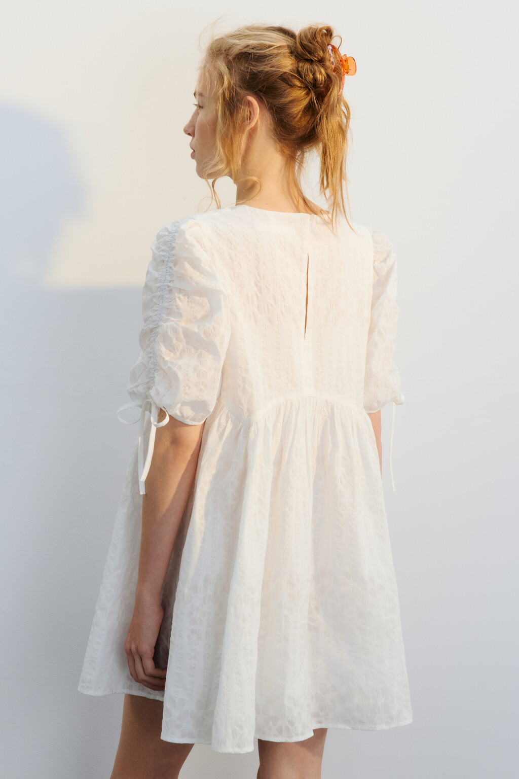 Платье бэби-долл ажурное с рукавами-фонариками - цвет белый - 3