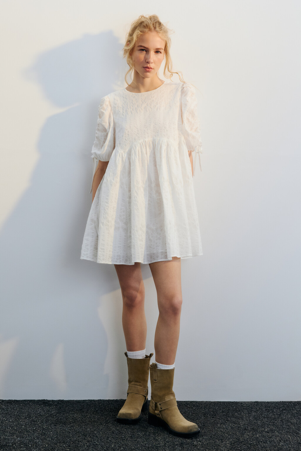 Платье бэби-долл ажурное с рукавами-фонариками - цвет белый - 4