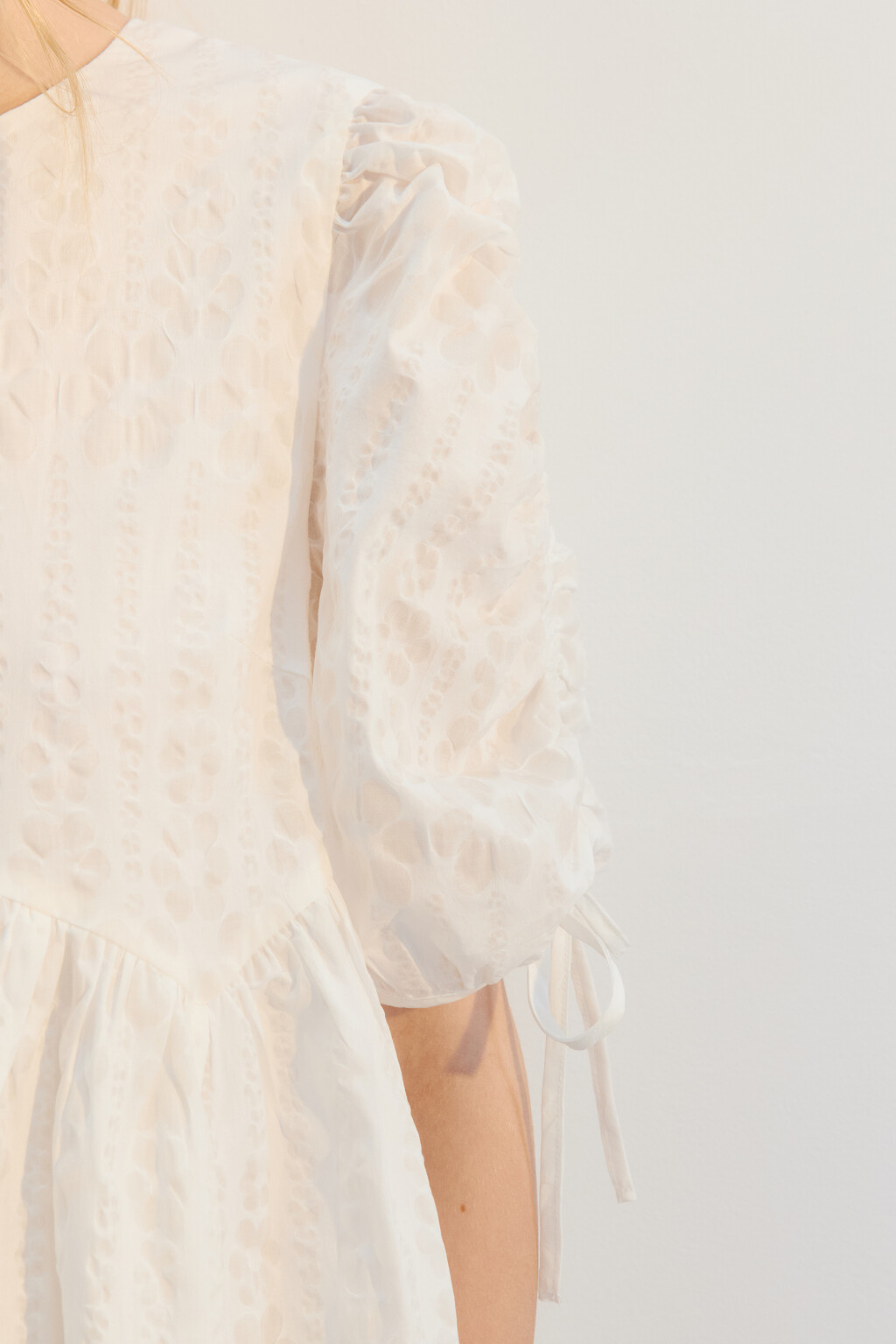 Платье бэби-долл ажурное с рукавами-фонариками - цвет белый - 6