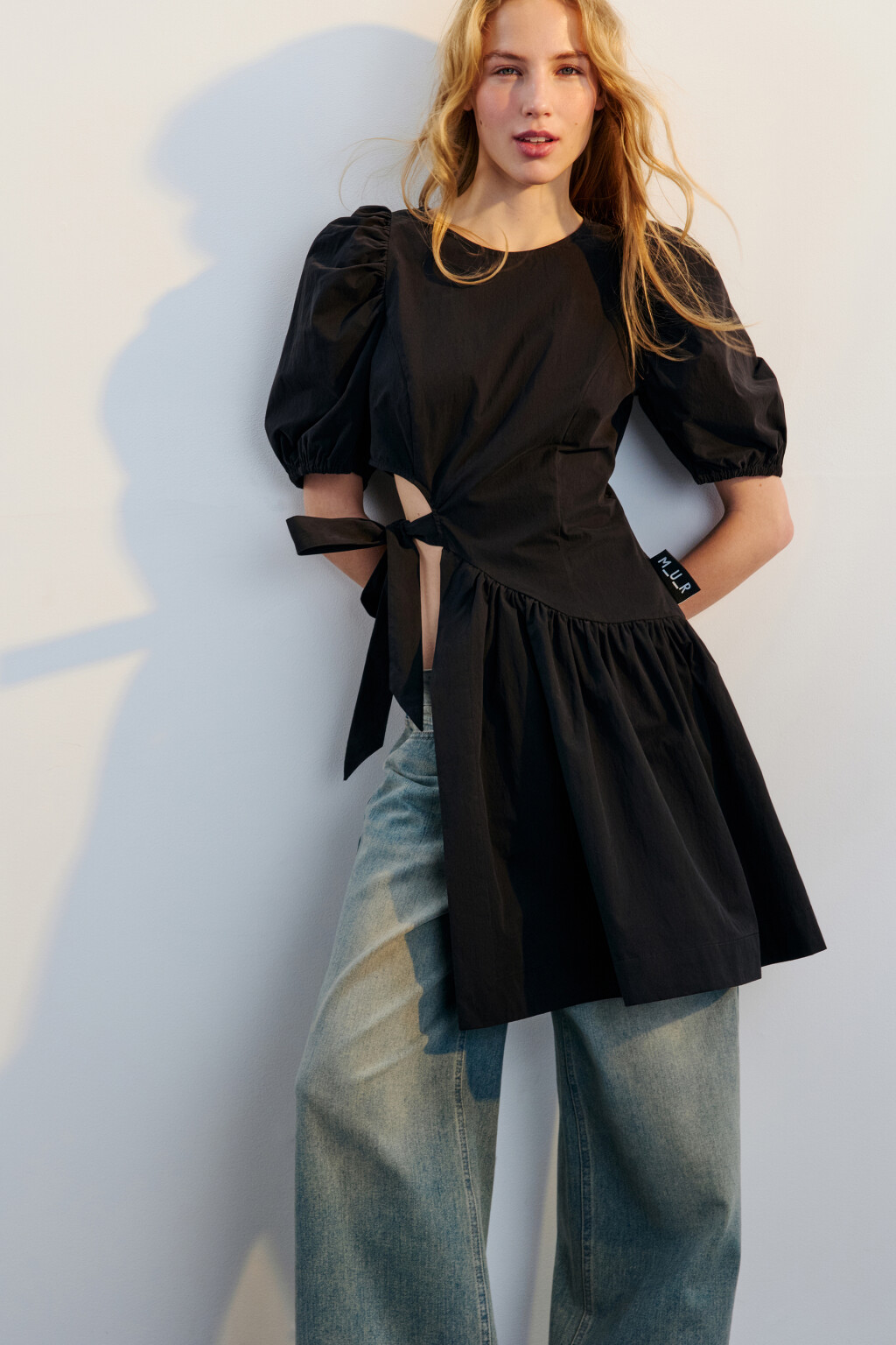 Платье-туника с пышными рукавами и вырезом - цвет черный - 2